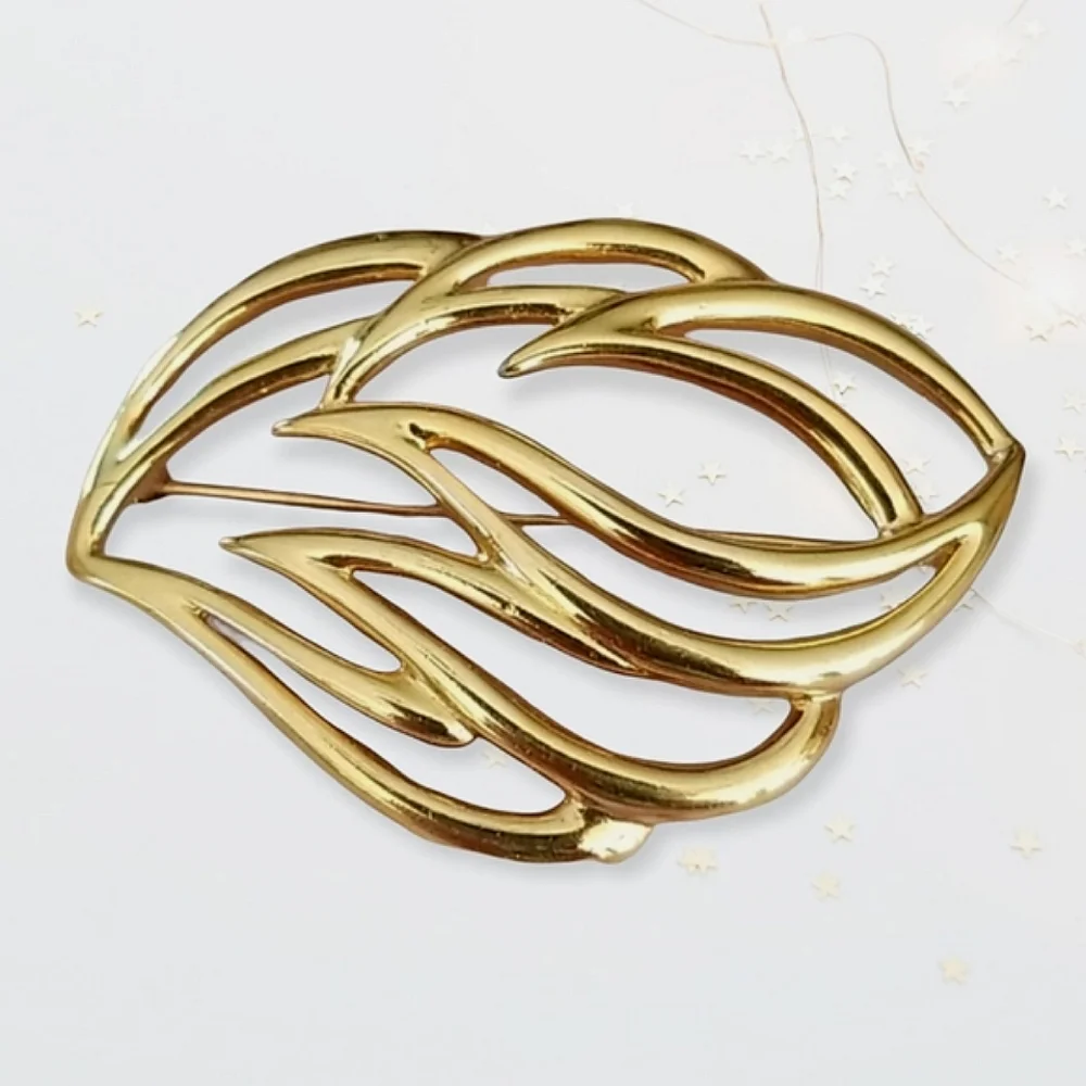 Vintage Signed MONET Goldtone Leaf Design Brooch Pin